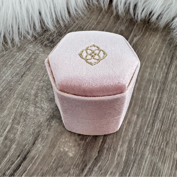Kendra Scott Jewelry - KENDRA SCOTT Davis Small Jewelry Box in Light Pink Velvet